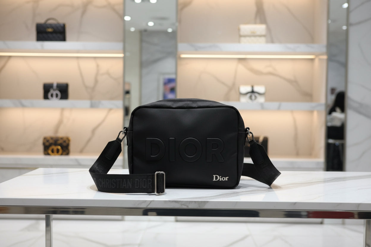 CHRISTIAN DIOR